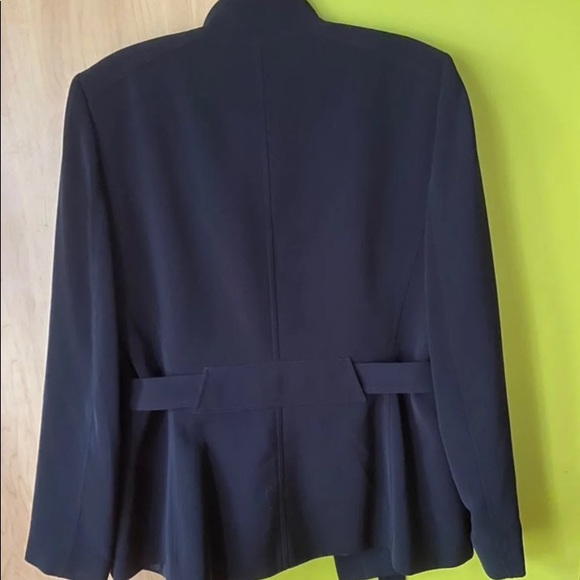 Tahari blazer - Picture 2 of 9